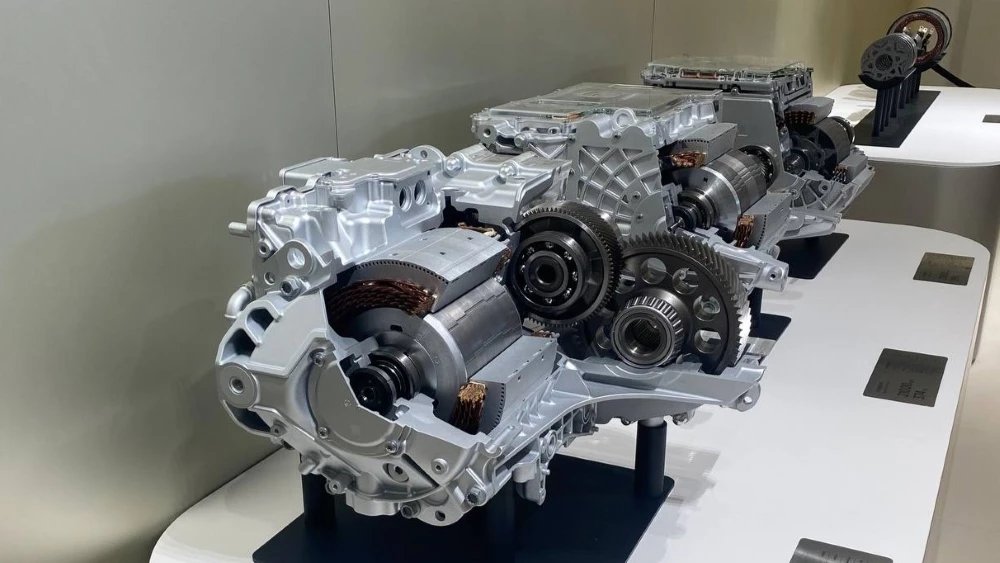 Электрический седан Xiaomi SU7 в шоуруме в Пекине двигатели моторы