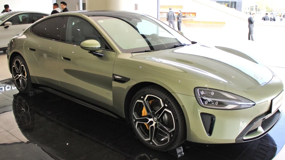 Электрический седан Xiaomi SU7 в шоуруме в Пекине сбоку спереди