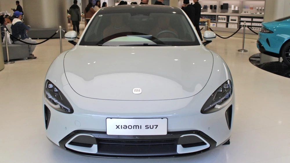 Электрический седан Xiaomi SU7 в шоуруме в Пекине спереди