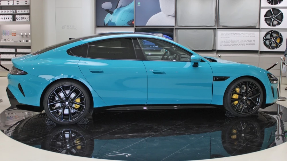 Электрический седан Xiaomi SU7 в шоуруме в Пекине сбоку