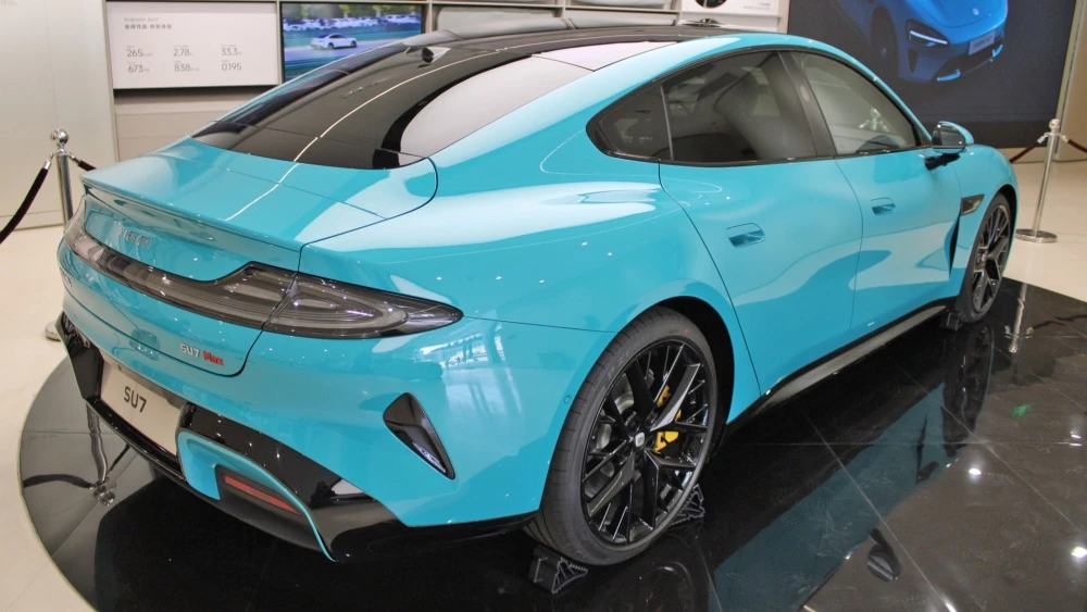 Электрический седан Xiaomi SU7 в шоуруме в Пекине сбоку сзади