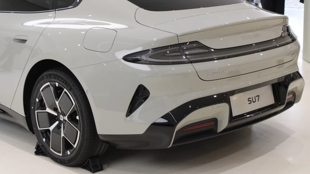 Электрический седан Xiaomi SU7 в шоуруме в Пекине сбоку сзади