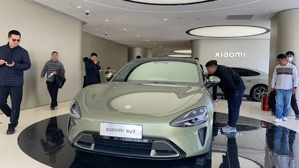 Электрический седан Xiaomi SU7 в шоуруме в Пекине спереди