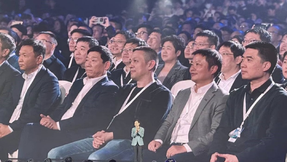 На презентацию новинки пригласили всех конкурентов: в первом ряду сидят (слева направо) председатель BAIC Чжан Цзянюн, председатель GWM Вэй Цзяньцзюнь, сооснователь и ген директор Nio Уильям Ли, основатель Xpeng Хэ Сяопэн и основатель Li Auto Ли Сян