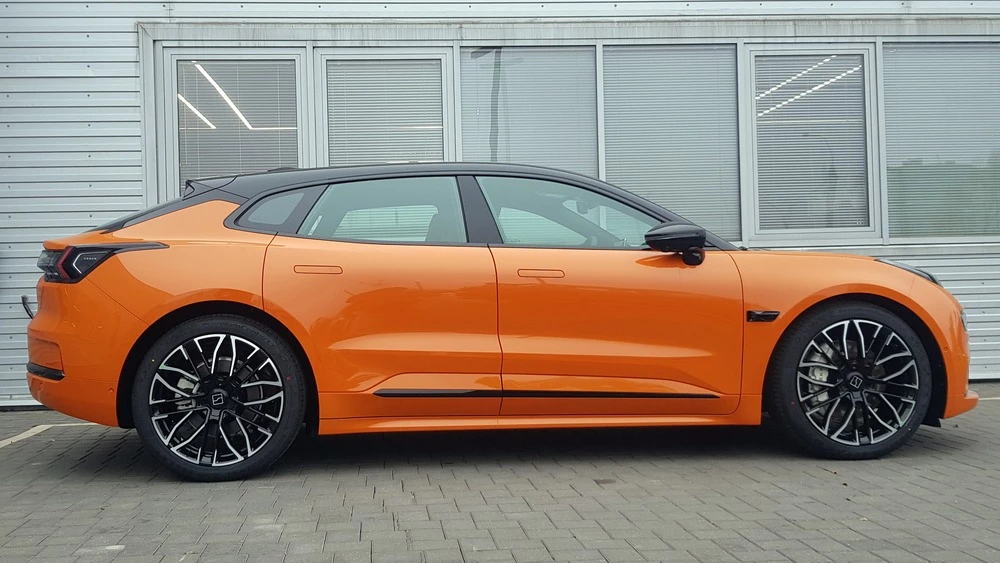 Zeekr 001 в Беларуси официальный дилер сбоку