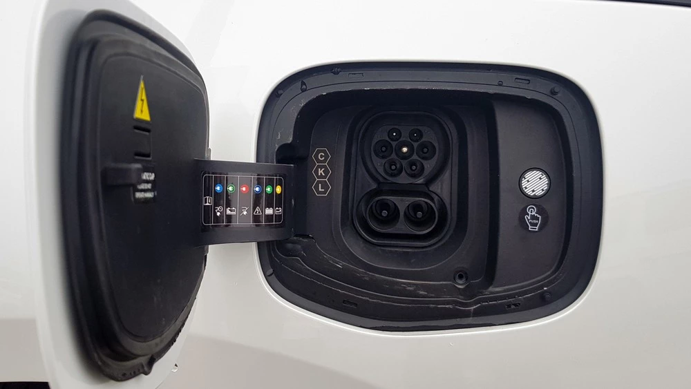 Zeekr 001 в Беларуси официальный дилер сбоку зарядный европейский порт зарядки CCS2