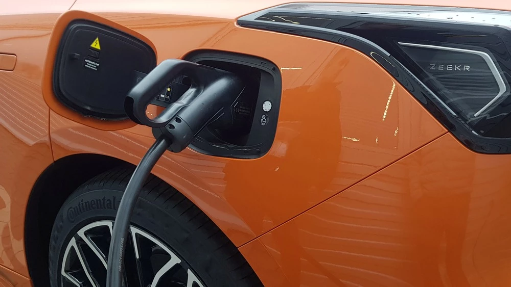 Zeekr 001 в Беларуси официальный дилер сбоку зарядный европейский порт зарядки CCS2