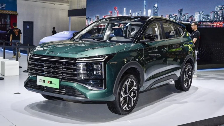 JAC X8 PHEV спереди сбоку в Пекине