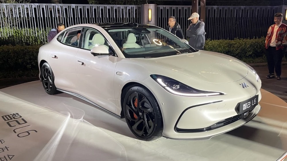 Электрический лифтбек IM L6 сбоку спереди презентация в Китае