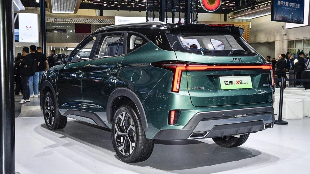 JAC X8 PHEV сзади сбоку в Пекине