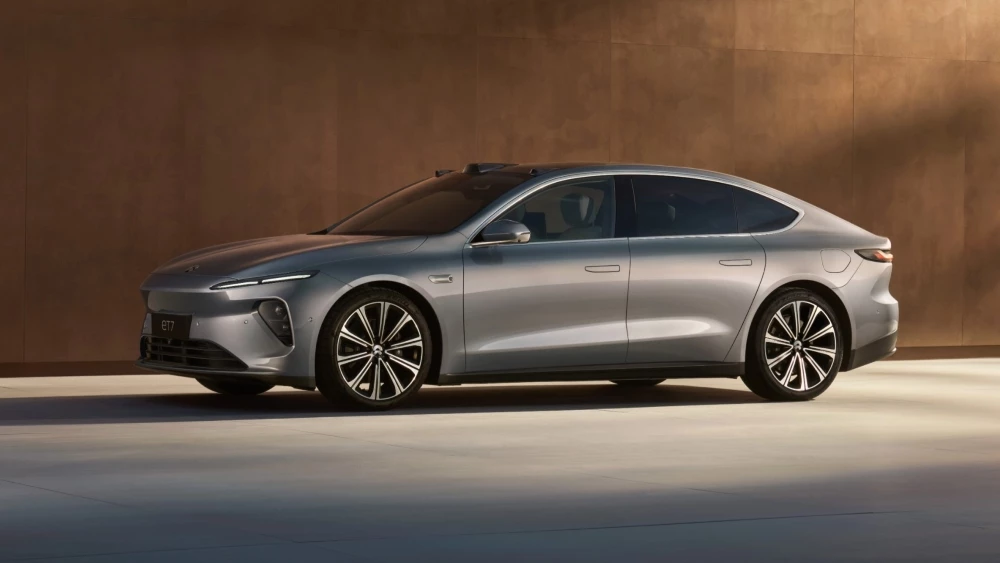 Электрический седан Nio ET7 сбоку спереди обновленный 2024