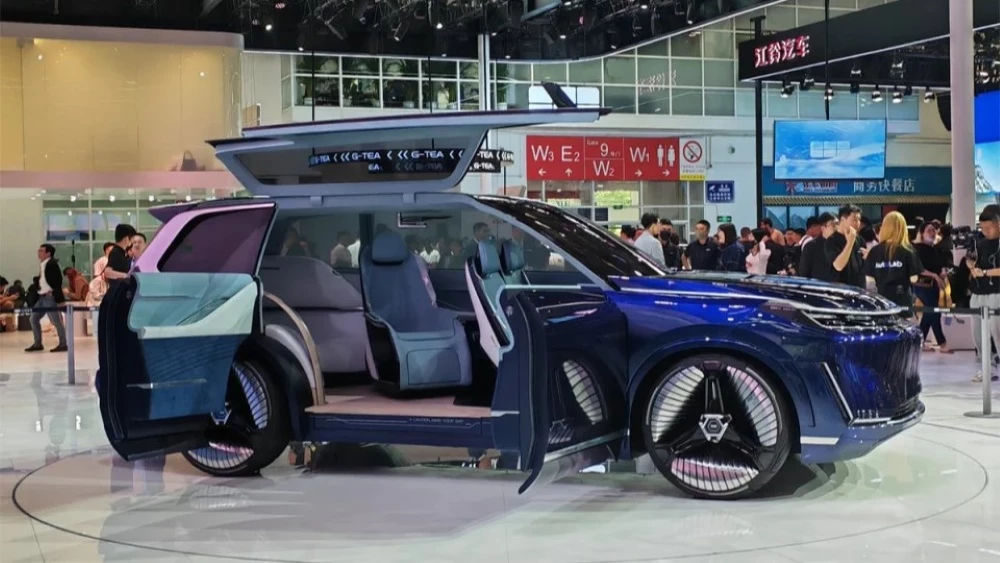 Концептуальный Geely Galaxy Starship сбоку в Пекине