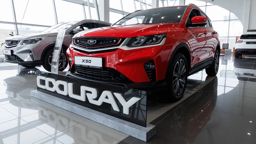 GEELY БИЗНЕС КАР Каширский Coolray у дилера сбоку спереди Belgee X50