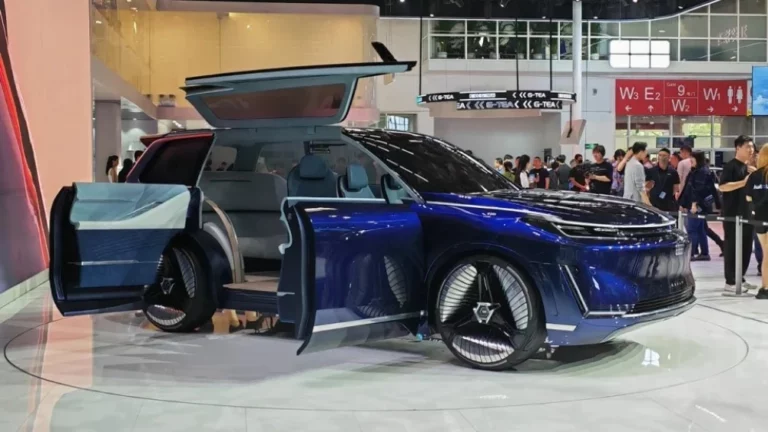 Концептуальный Geely Galaxy Starship сбоку в Пекине