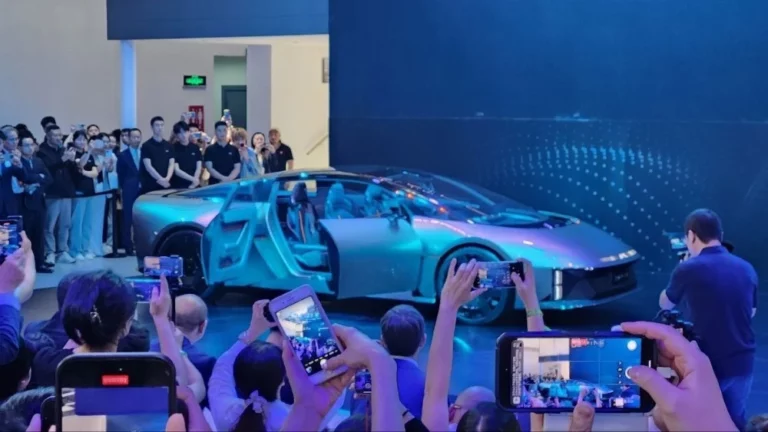 Премьеры Пекинского автосалона фотожурналисты камеры телефоны автошоу