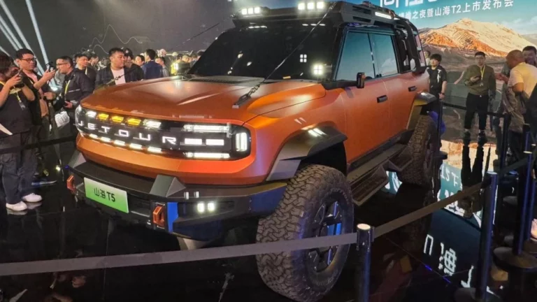 Jetour Shanhai T5 спереди сбоку на презентации в Китае