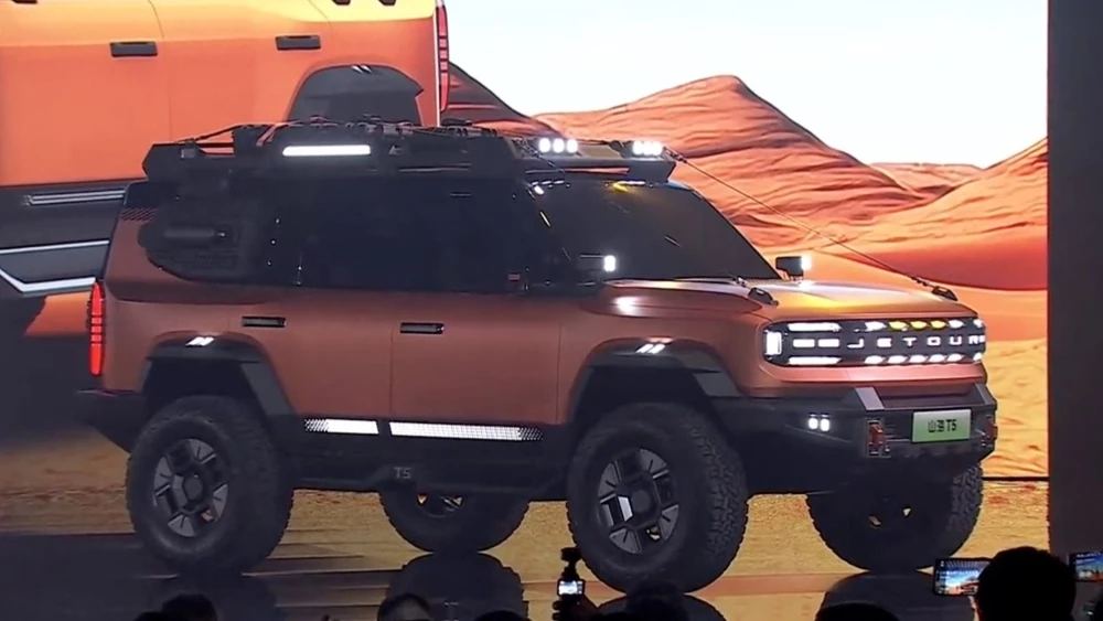 Jetour Shanhai T5 спереди сбоку на презентации в Китае