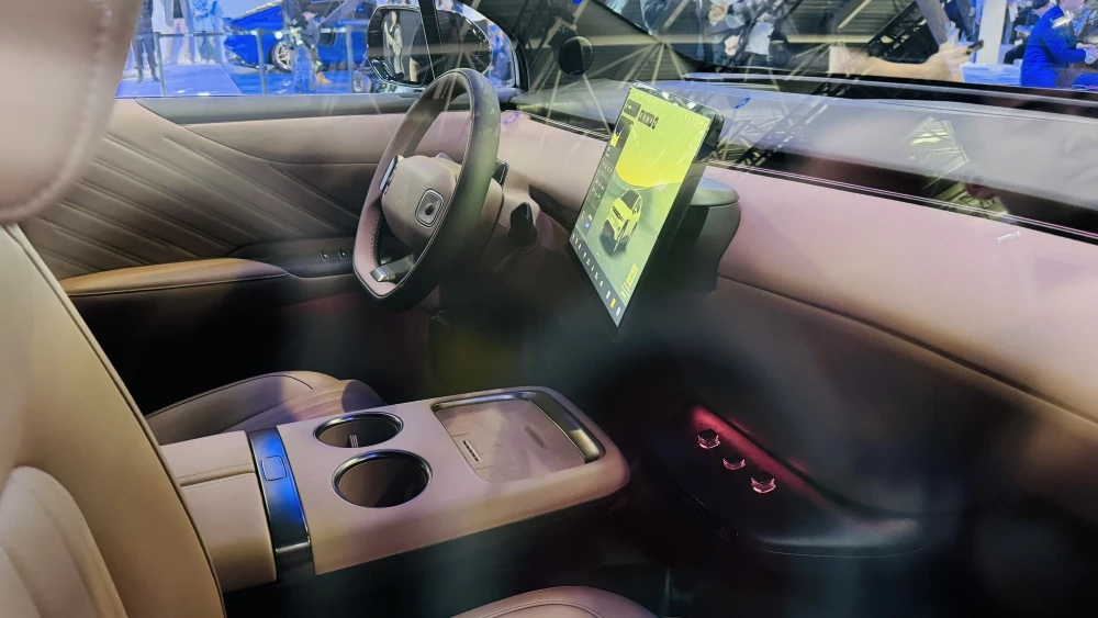 автомобиль-трансформер Changan Nevo E07 интерьер сбоку в Пекине