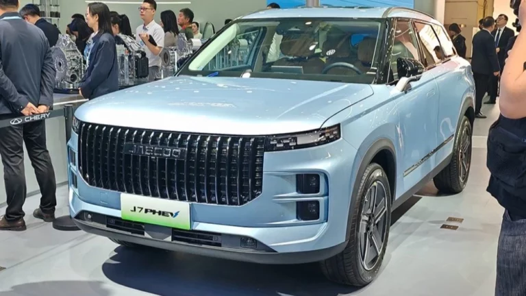 Jaecoo J7 PHEV сбоку спереди в Пекине