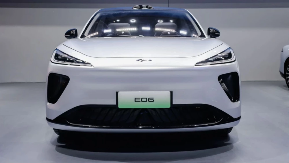 купеобразный Chery Fulwin E06 спереди в Пекине