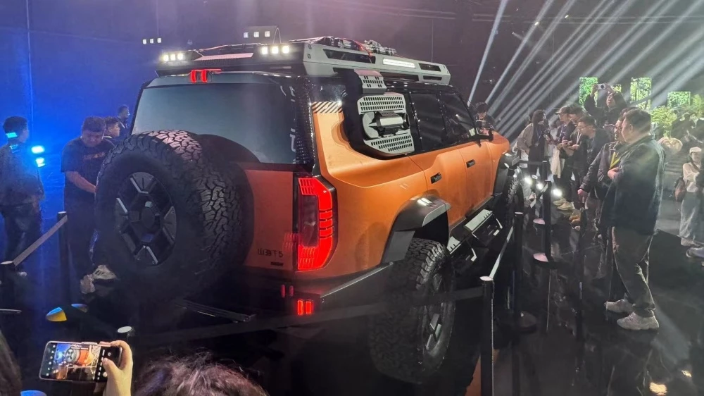 Jetour Shanhai T5 сзади сбоку на презентации в Китае