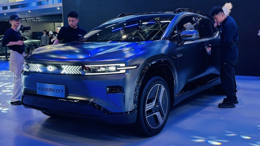 автомобиль-трансформер Changan Nevo E07 спереди сбоку в Пекине