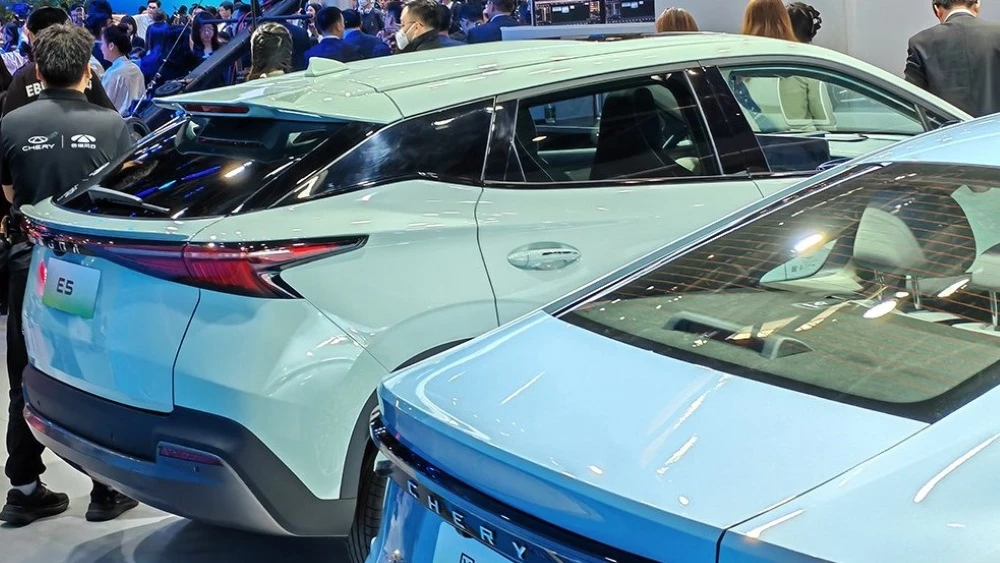 Omoda E5 сбоку сзади в Пекине