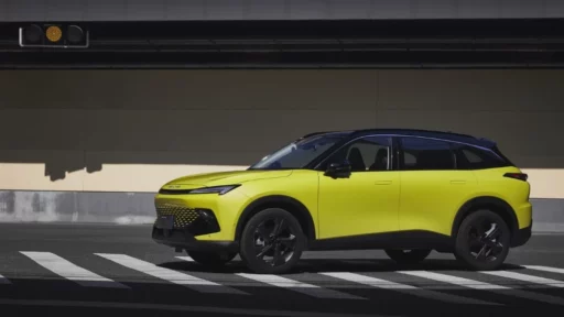 BAIC обновил кроссовер X55 сбоку спереди новый