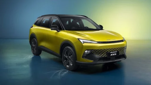 обновленный BAIC X55 2024 модельного года сбоку спереди