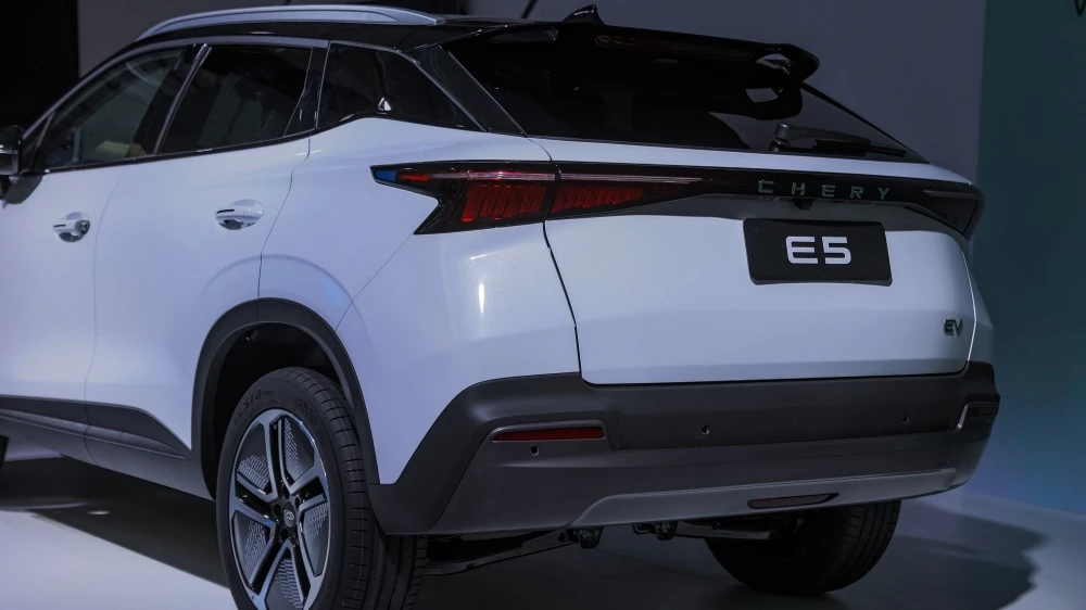 Электрический кроссовер Omoda E5 сбоку сзади