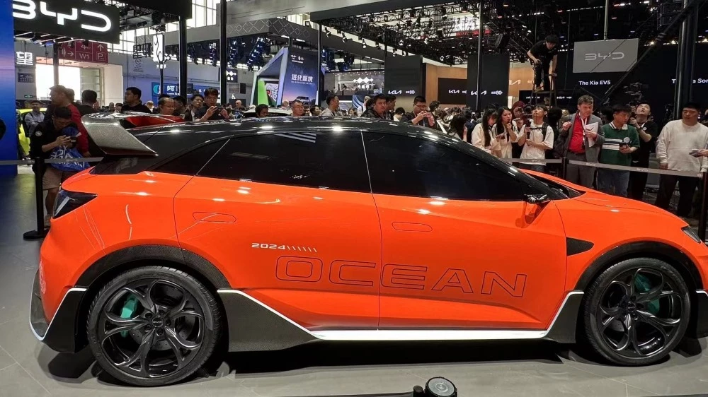BYD Ocean-M сбоку Пекинский автосалон
