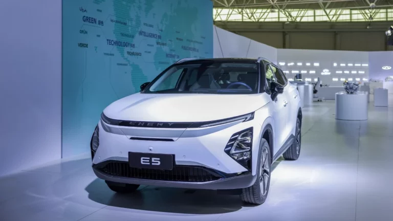 Электрический кроссовер Omoda E5 спереди