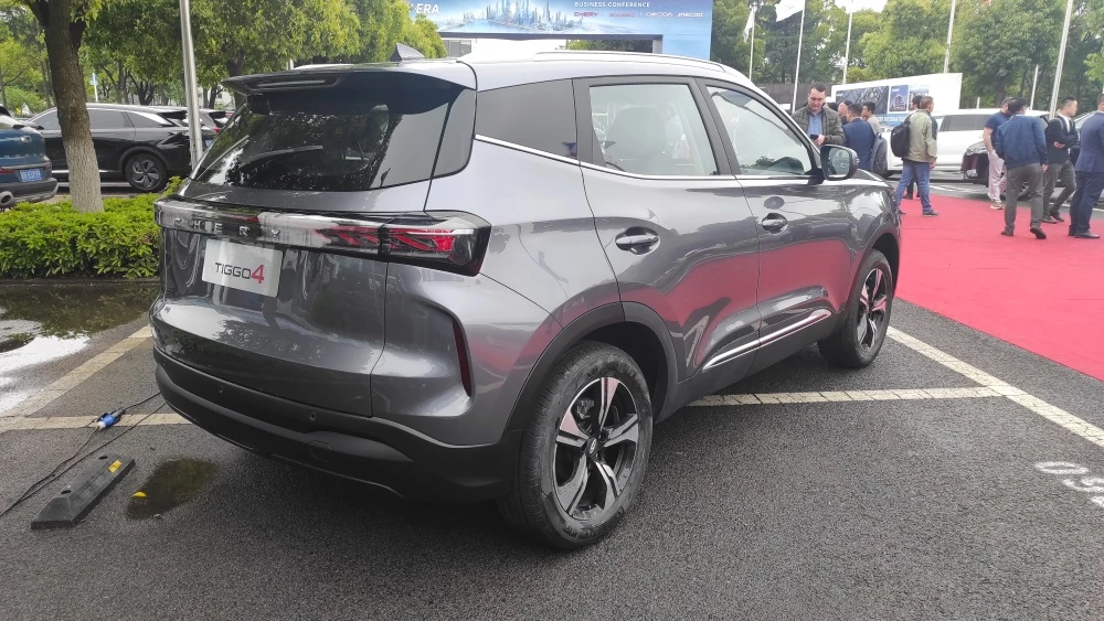 Обновленный Chery Tiggo 4 сбоку сзади
