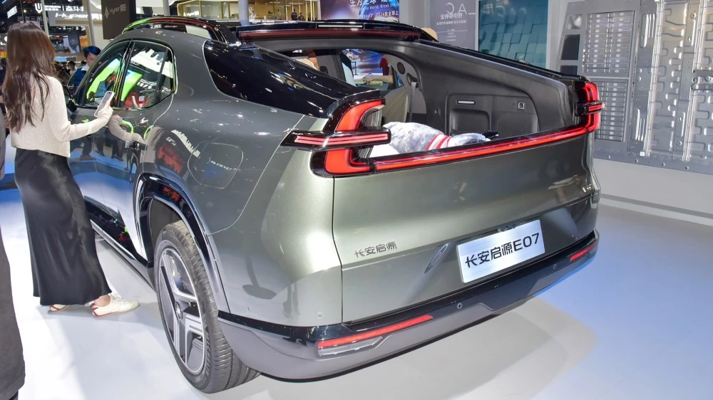 автомобиль-трансформер Changan Nevo E07 сбоку сзади в Пекине