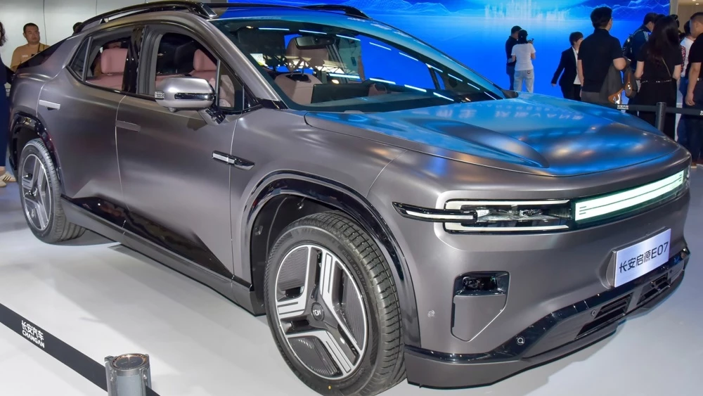 автомобиль-трансформер Changan Nevo E07 сбоку спереди в Пекине