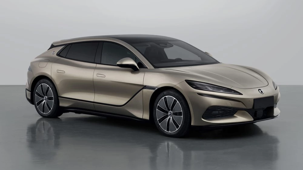 Denza Z9GT сбоку спереди