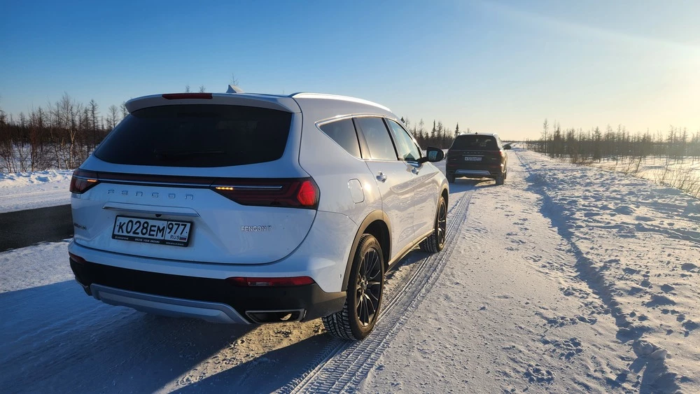 DFSK ix7 сбоку сзади