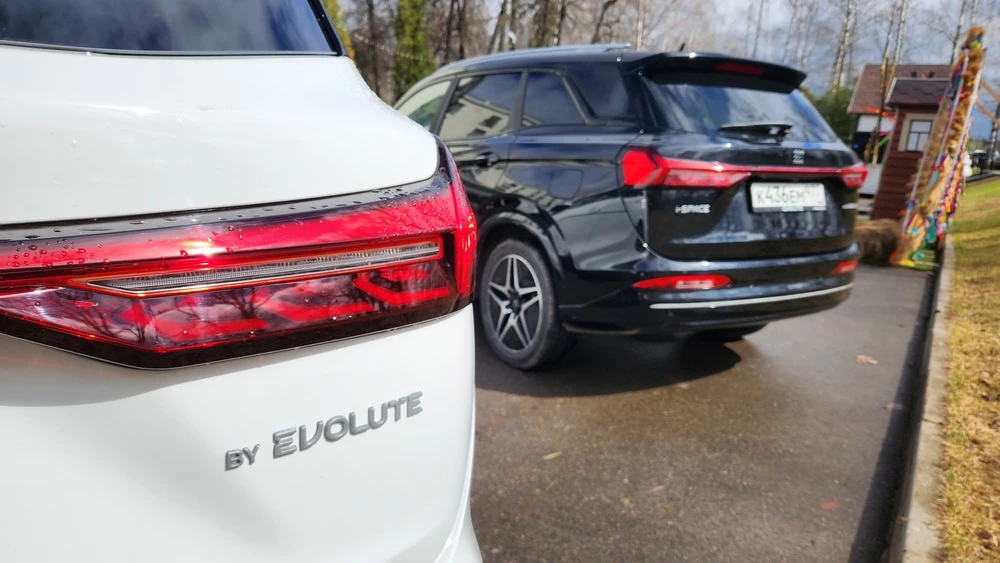 Гибридный кроссовер Evolute i-Space сзади логотипы шильдики
