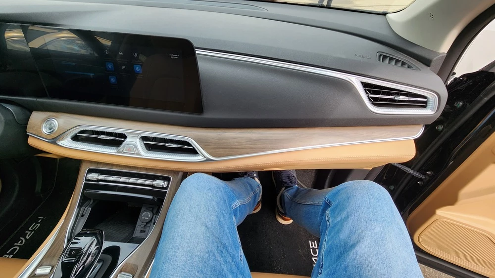 Гибридный кроссовер Evolute i-Space салон интерьер сиденья первый ряд пассажирское пространство