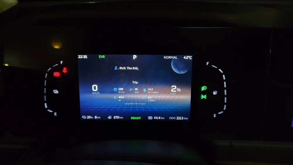 Гибридный кроссовер Evolute i-Space салон интерьер приборная панель