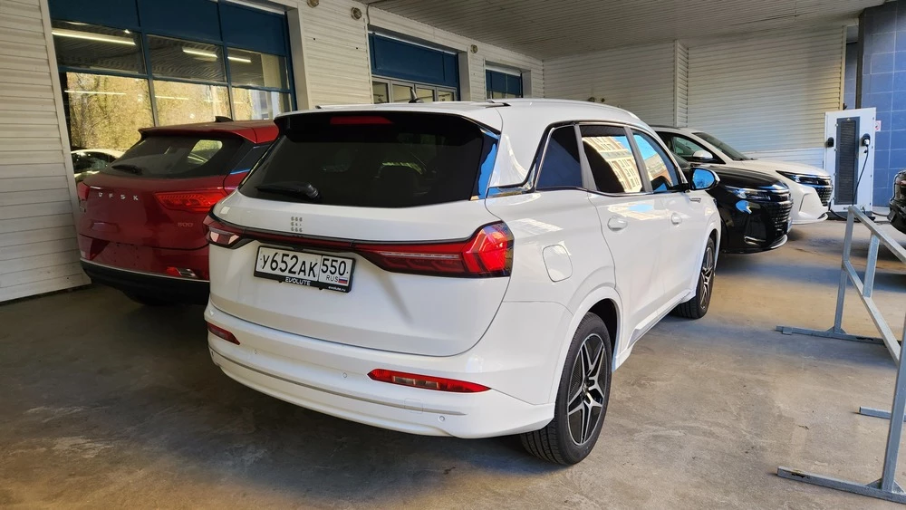 Гибридный кроссовер Evolute i-Space сбоку сзади