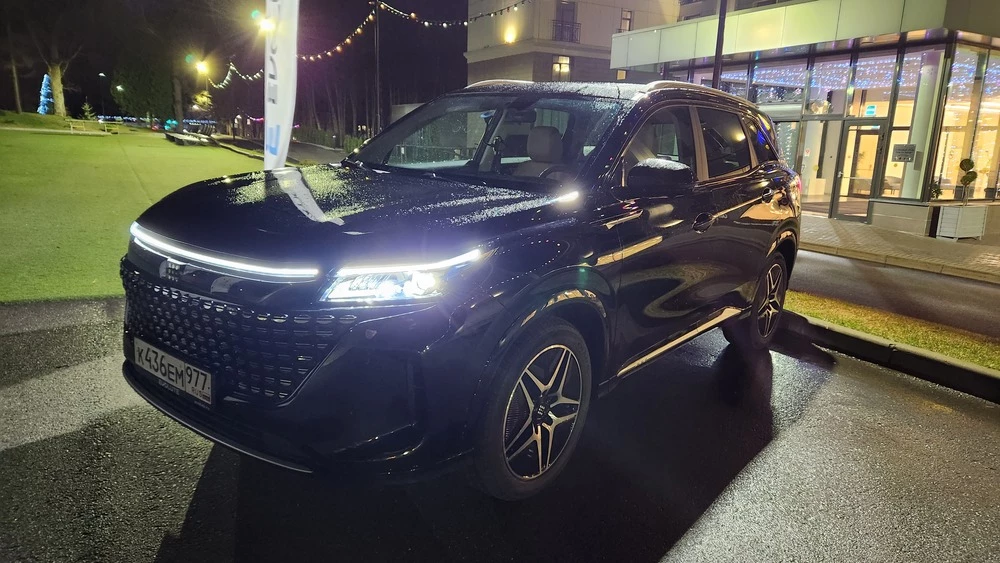 Гибридный кроссовер Evolute i-Space сбоку спереди свет фар