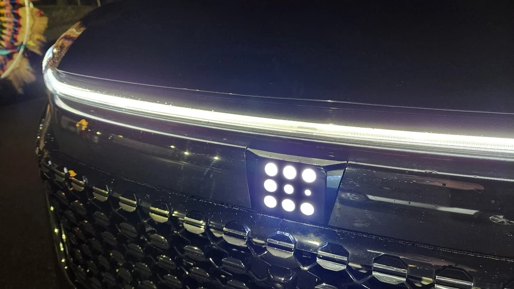 Гибридный кроссовер Evolute i-Space сбоку спереди ночной свет лдоготип подсветка