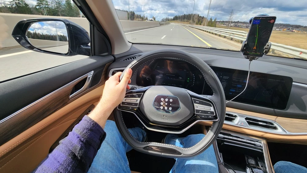 Гибридный кроссовер Evolute i-Space салон интерьер водитель за рулем