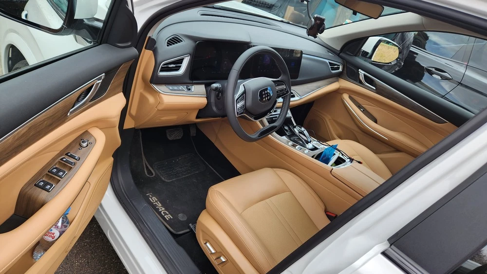 Гибридный кроссовер Evolute i-Space салон интерьер сиденья первый ряд