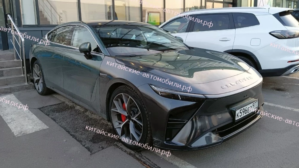 Седан Exlantix ES в Москве сбоку спереди