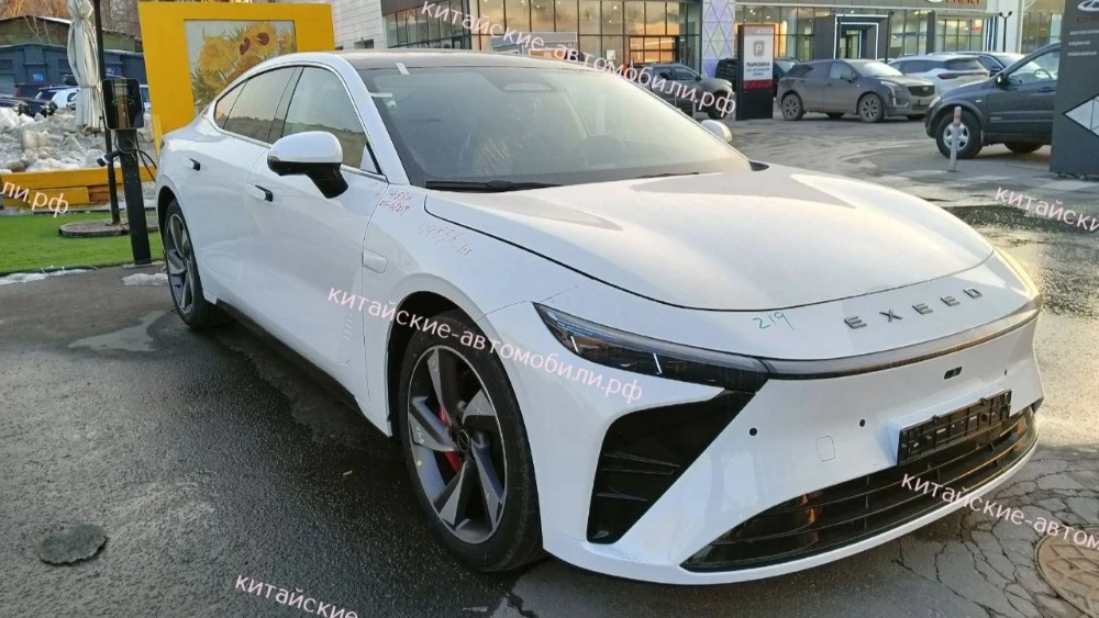 Седан Exlantix ES в Москве сбоку спереди