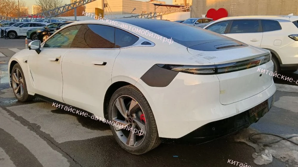 Седан Exlantix ES в Москве сбоку сзади