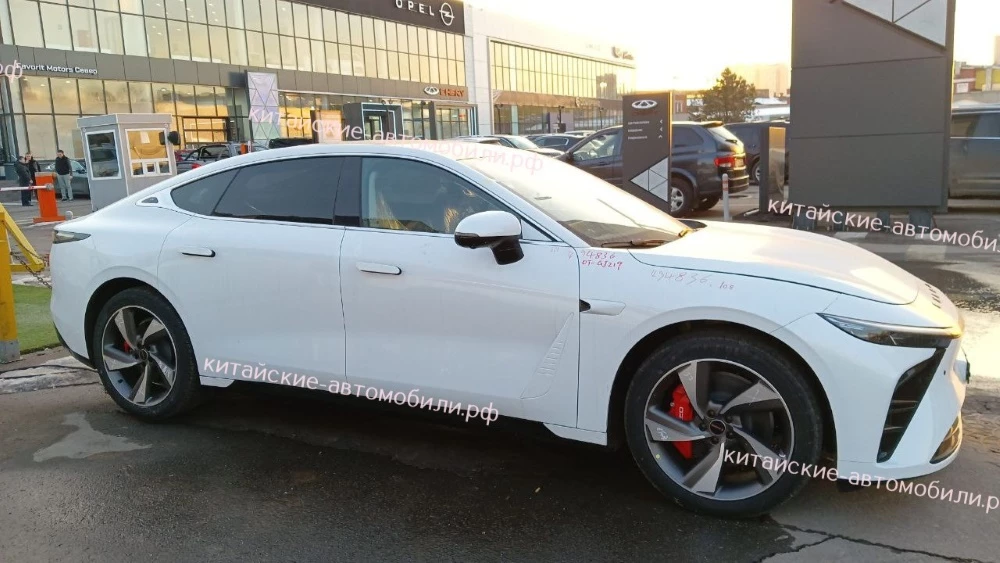 Седаны Exlantix ES снова заметили в России. На одном нанесены загадочные надписи Седан Exlantix ES в Москве сбоку