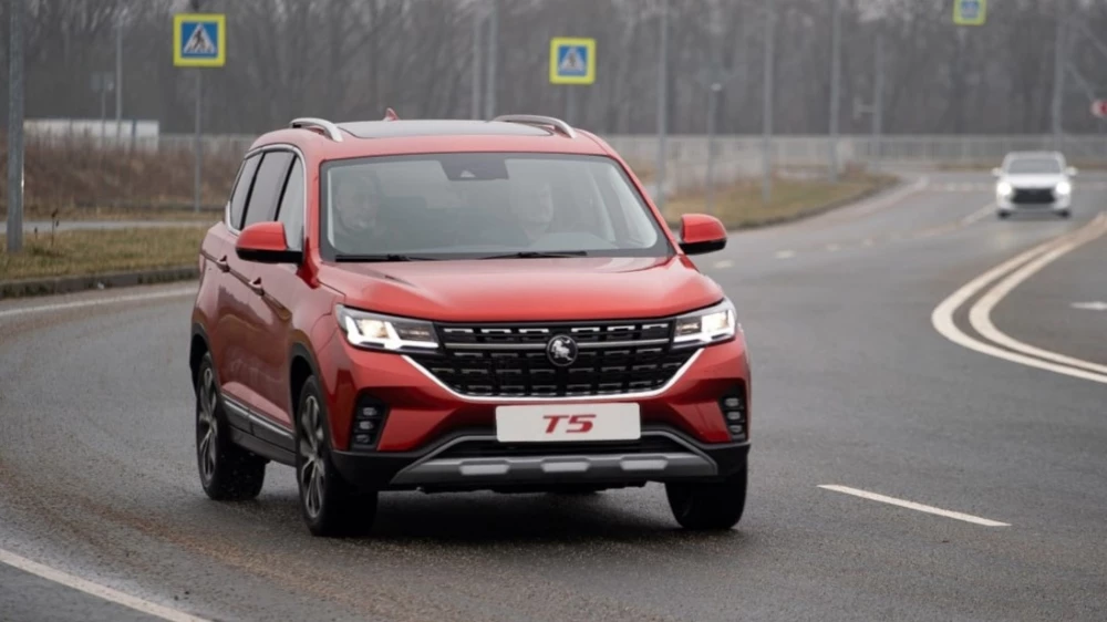 Кроссовер Forthing T5 сбоку спереди в динамике